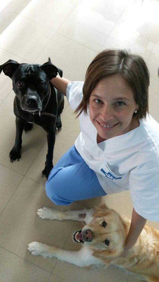 Centro veterinario Estrella de Mar mujer sonriendo con perros