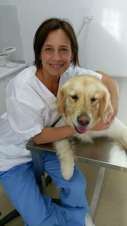 Centro veterinario Estrella de Mar mujer veterinaria abrazando perro